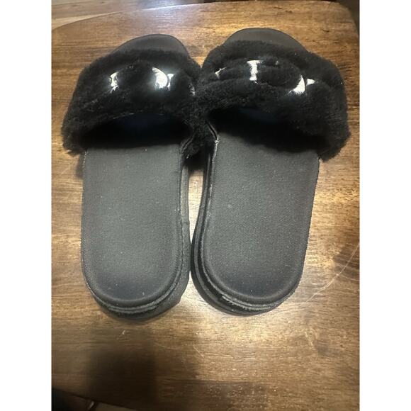 WMNS) UGG Laton Fur Slide Black Slippers 1111236-BLK UGG Women\'s Laton Fur Slide Sandals in Black White, model number 1111236 sz 7